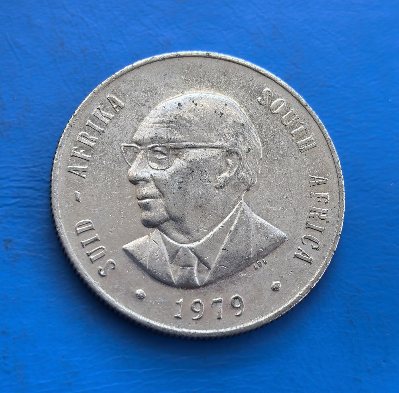 外国优质银币非洲美洲币，周六九点倒数截拍，满百包邮，持续收拍 南非1979 年 1 兰特，正面是当时领导人像，背面绘羚羊（南非标志性动物）并标 “荣耀归神”，属南非种族隔离时期货币，风格具该国动物与文化符号，是非洲货币收藏品类。