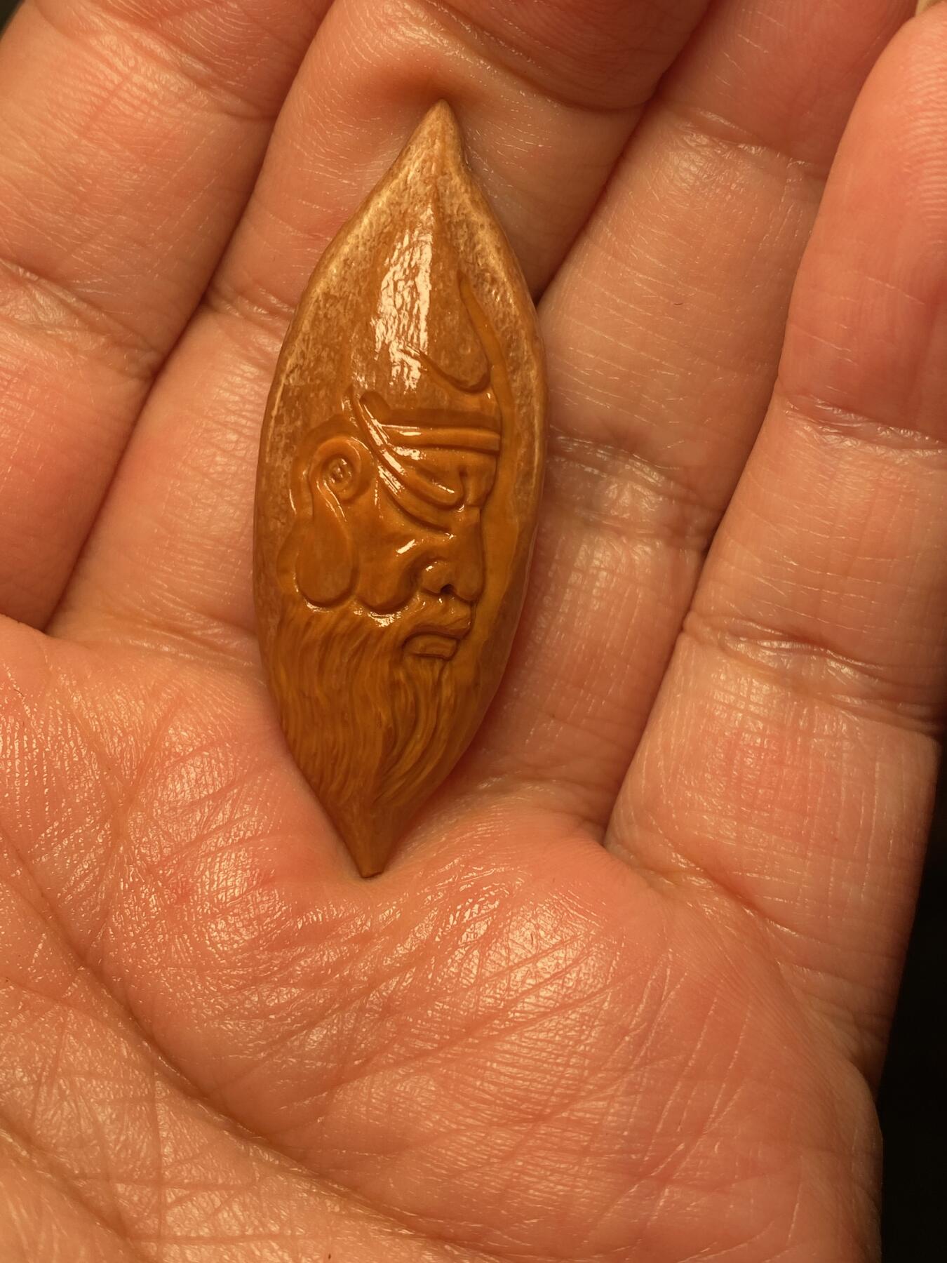 苏工名家王红秋个人作品展示 苏工核雕纯手工雕刻，超长二花关二哥单籽，个性十足，市场无同款，尺寸1。78x4.8喜欢的来