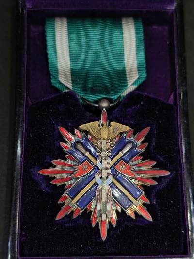 凯旋世界勋赏（第21期冬季大拍）（欢迎送拍）（对拍品有疑问请询问客服，不接受到手刀，出价默认拍品品相。请认真阅读拍卖规则！出价默认已认可！）（收到货请录制开箱视频，无视频概不处理问题。） - 金字五鸟带盒