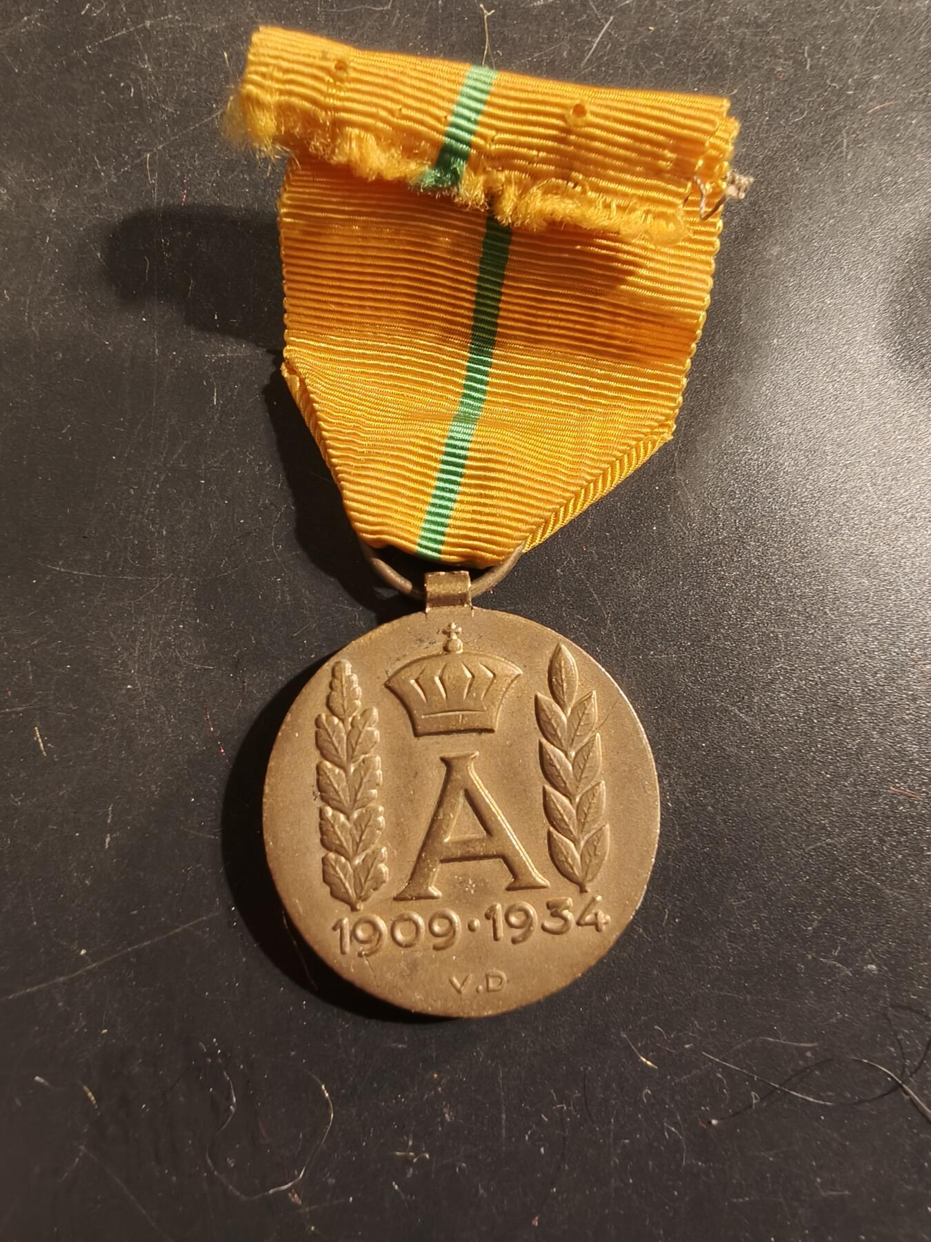 老王徽章第175期 比利时阿尔贝一世国王执政纪念章