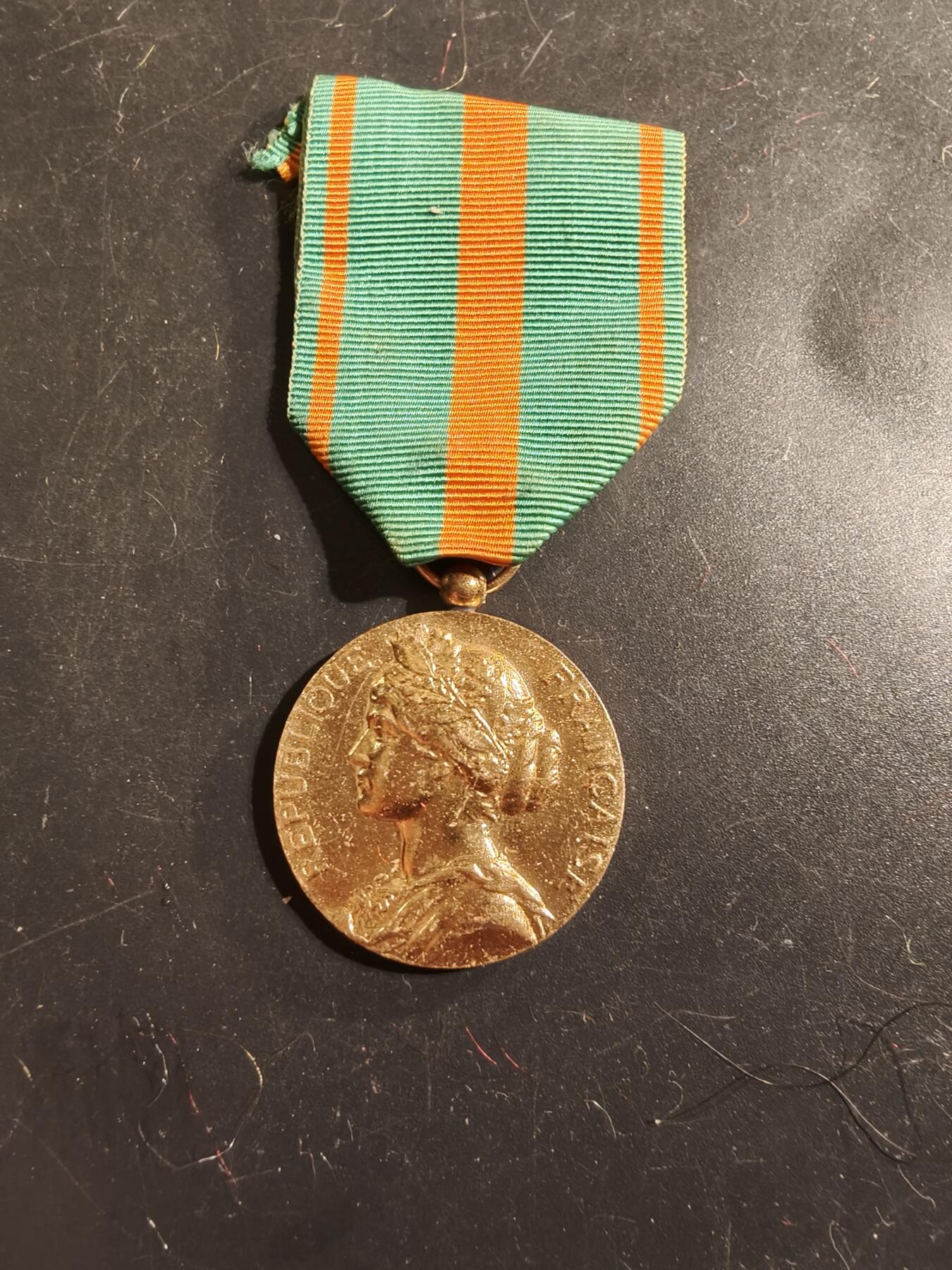 老王徽章第175期 法国逃脱奖章    旨在表彰在1870年普法战争、第一次世界大战以及后来冲突（包括第二次世界大战）中成功逃脱战俘营的战斗人员。 