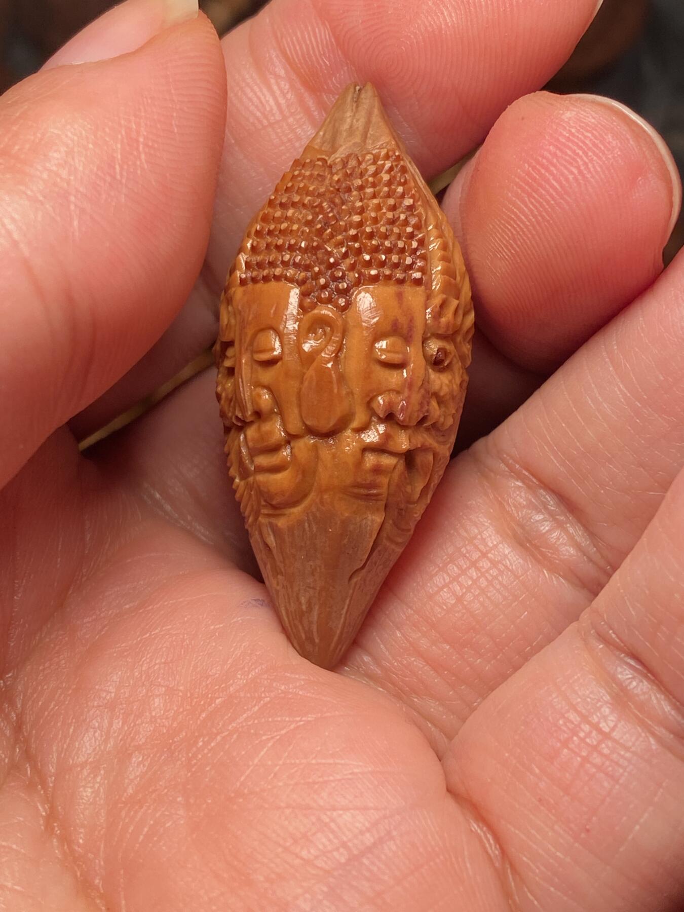 苏工名家王红秋个人作品展示 福利苏工核雕，纯手工雕刻，四花梅林大核佛魔一念四个表情，个性十足，等待有缘人，市场无同款，尺寸2。05x4.55喜欢的来