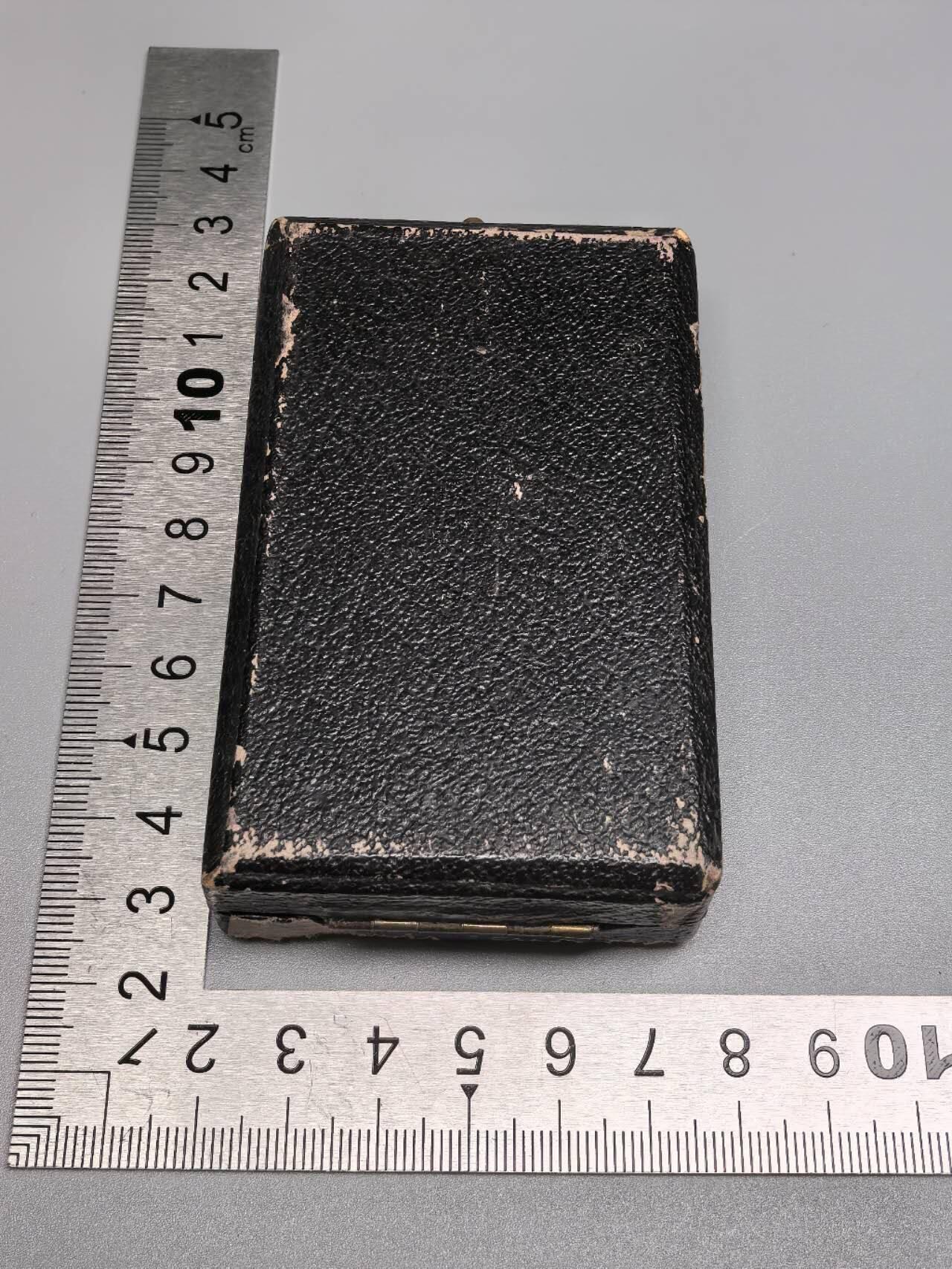 小驴勋章奖章收藏1月10日周六晚六点拍卖（珍爱和平，收藏战争，铭记历史，勿忘国耻，忠党爱国。有偿代拍，送拍规则在简介最后，参拍须阅读规则后再参拍，关系到运费包装发货时效真假辨别等关键信息，拍卖时不再发原图，看大图店主微信码在拍卖店铺介绍里）