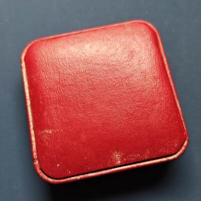 【全场包邮】纯粹捡漏拍493场 - 马恩岛2000年1克朗千禧年精制纪念银币-原盒【38.61毫米28.28克，纯银价约471元（按18元银价折算）】