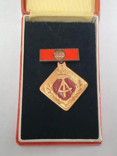 韵星假日拍卖第三十六期 -- Rimey Holidays Auction 36 - 民主德国个人劳动荣誉奖章带原盒早期版