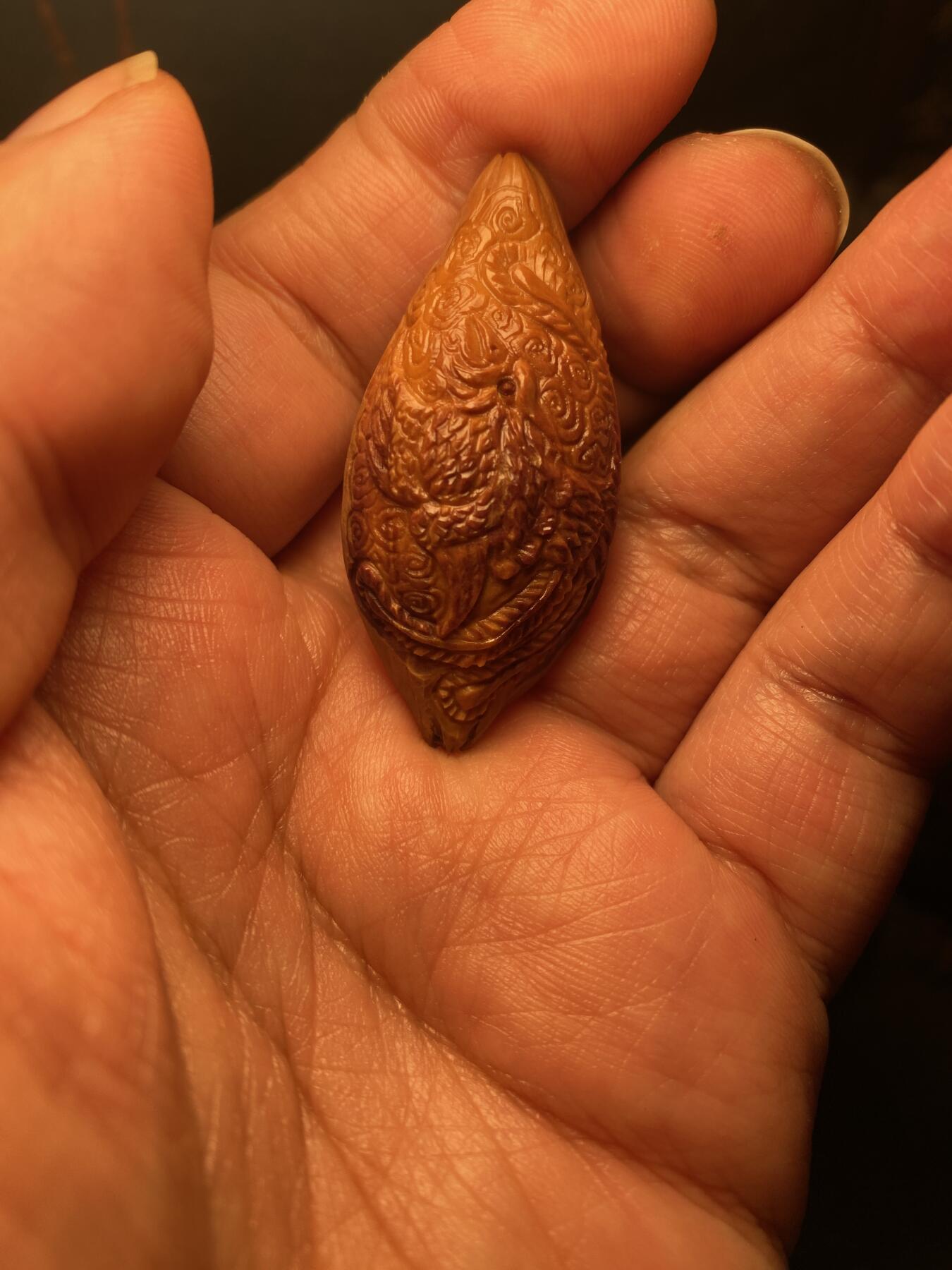 苏工名家王红秋个人作品展示 福利苏工核雕，纯手工雕刻，四花紫皮核凤舞九天，个性十足，紫气祥瑞，等待有缘人，市场无同款，尺寸2。3x4。8喜欢的来