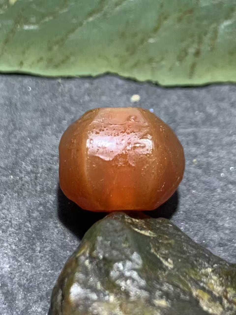 高玉化风化纹酒红玛瑙六棱通货随形南瓜算盘珠一颗，