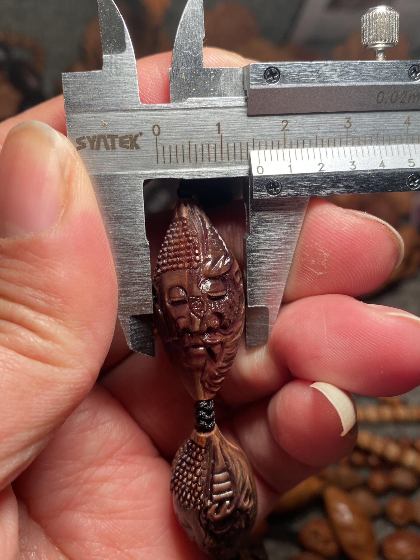 苏工名家王红秋个人作品展示 福利老苏工核雕，纯手工雕刻，紫核老款一念之间手串个性十足，等待有缘人，市场无同款，尺寸1。55x3。3喜欢的来呀