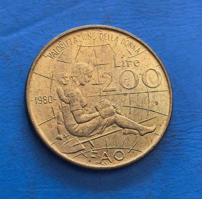外国优质银币非洲美洲币，周六九点倒数截拍，满百包邮，持续收拍 - 意大利 1980 年 200 里拉 FAO 纪念币，正面绘带娃阅读的女性（“女性价值” 主题），背面印人物像，金属币兼具性别公益纪念与国家符号，收藏主题独特。