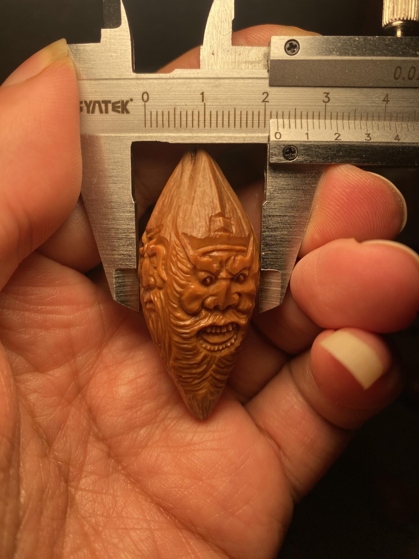 苏工名家王红秋个人作品展示 福利苏工核雕，纯手工雕刻，四花梅林大核群仙会，个性十足，等待有缘人，市场无同款，尺寸2。2x5。0喜欢的来