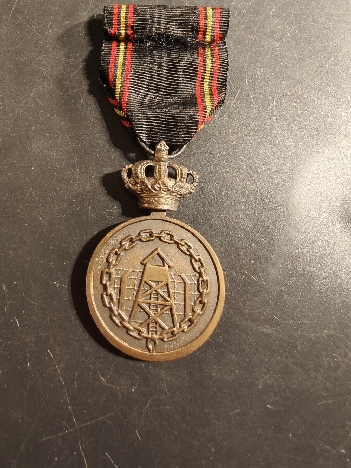 老王徽章第175期 比利时1940-1945年战俘纪念章     授予在第二次世界大战期间被轴心国军队监禁的所有比利时武装部队成员。 多勋饰服役条