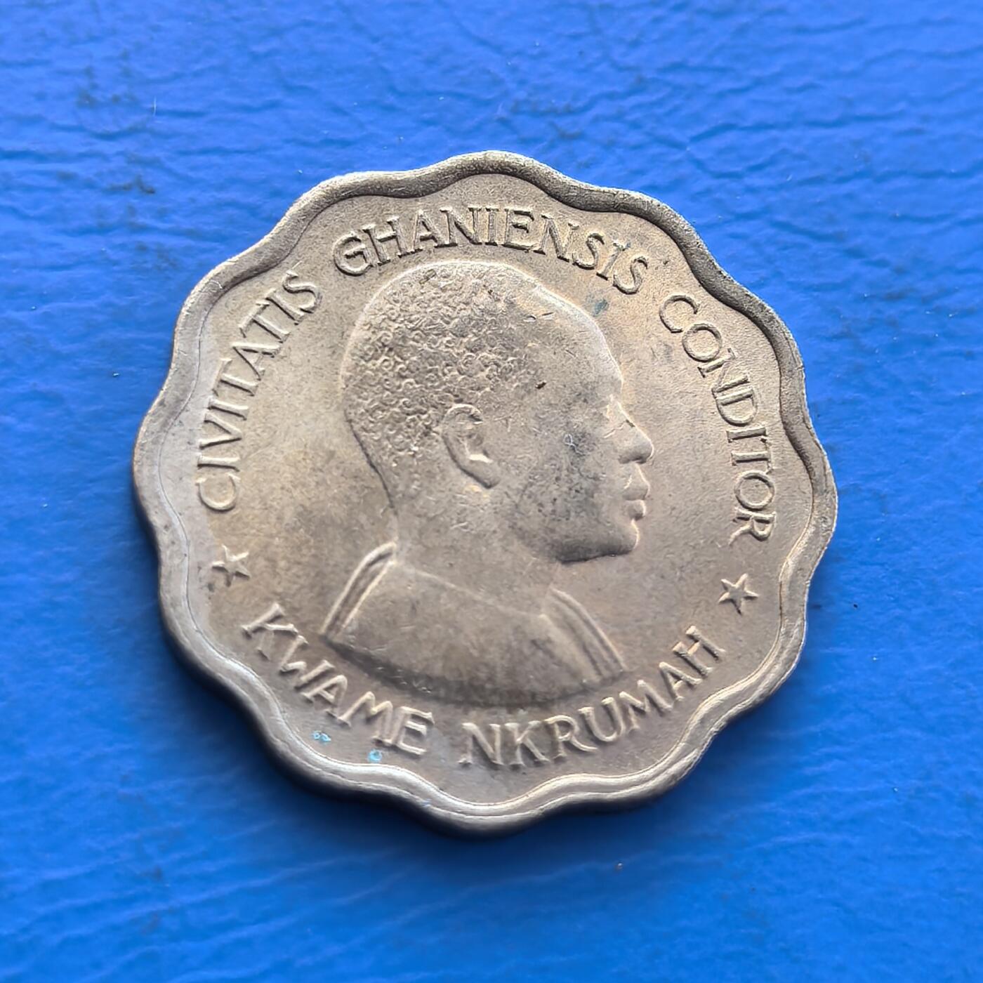 外国优质银币非洲美洲币，周六九点倒数截拍，满百包邮，持续收拍 加纳1958年 3 便士纪念币，异形币面是国父恩克鲁玛像（配 “加纳缔造者” 拉丁标语），背面展五角星标识，属加纳独立前夕货币，风格凸显国家领袖与独立象征，是西非独立史货币收藏之选。