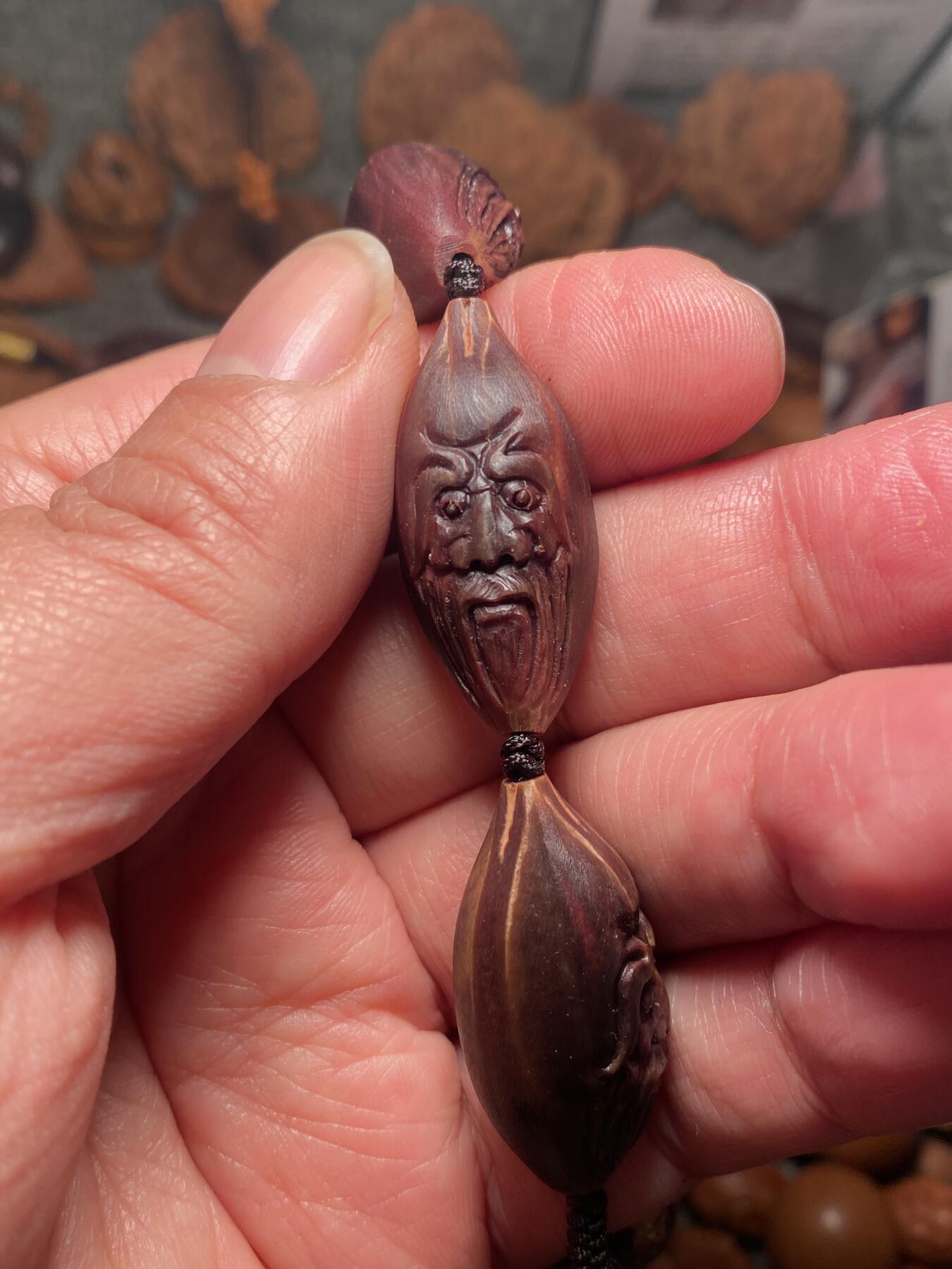 苏工名家王红秋个人作品展示 福利老苏工核雕，纯手工雕刻，紫核老款南极仙翁百态手串个性十足，等待有缘人，市场无同款，尺寸1。55x3.4喜欢的来呀