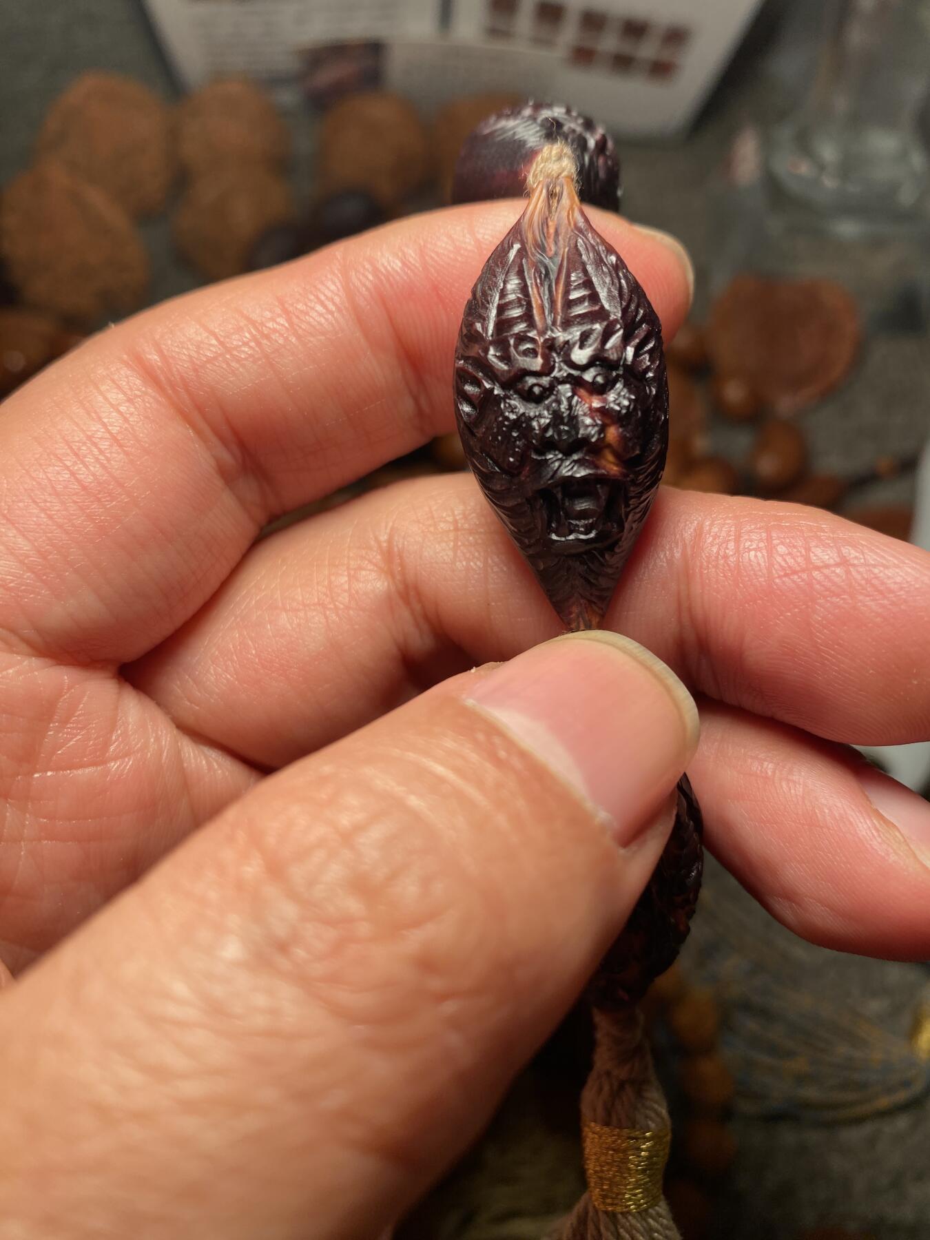苏工名家王红秋个人作品展示 福利老苏工核雕，纯手工雕刻，紫核老款冥王手串个性十足，等待有缘人，市场无同款，尺寸1。7x3.45喜欢的来呀