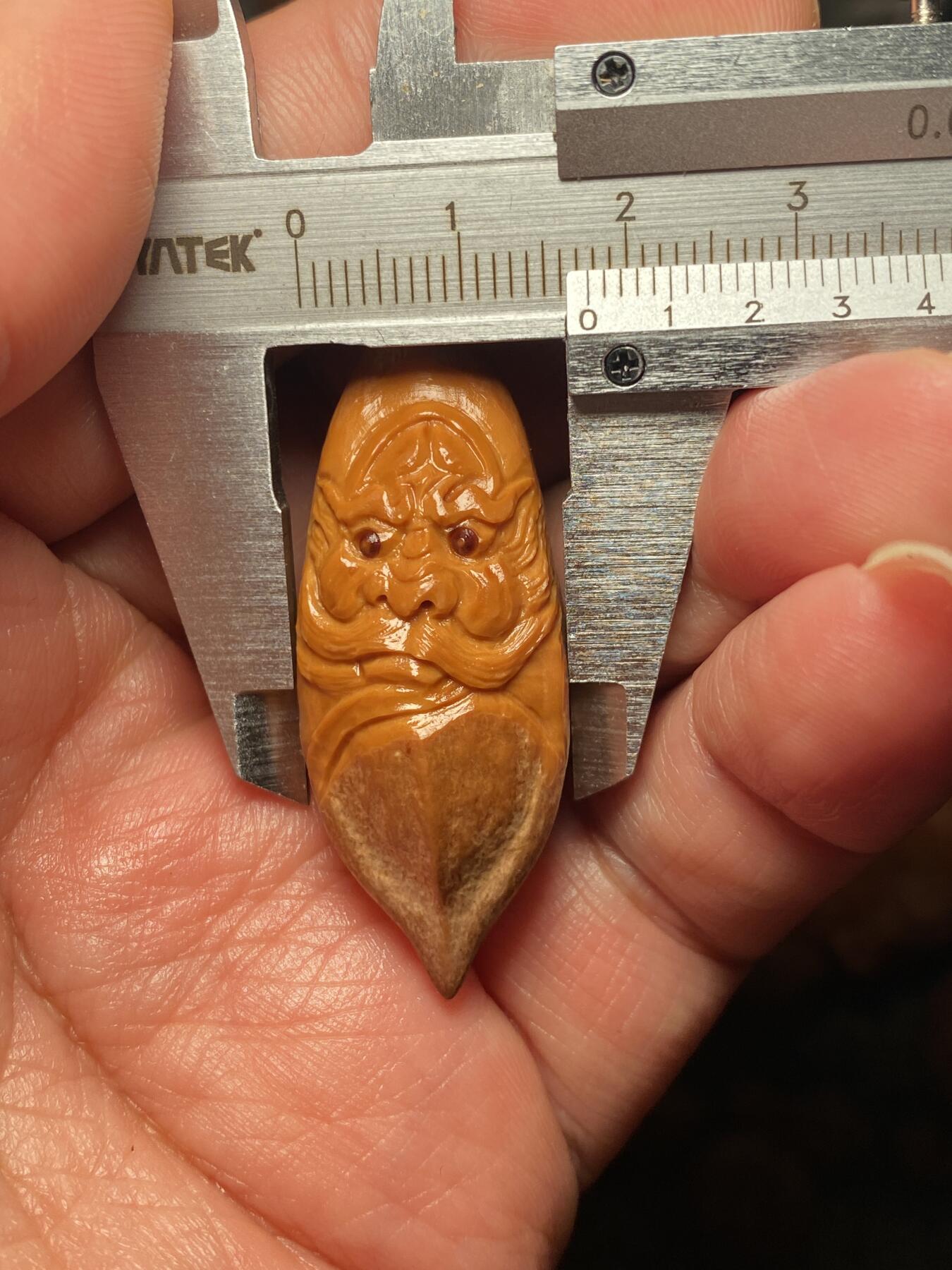 苏工名家王红秋个人作品展示 苏工核雕纯手工雕刻，超长二花钟馗单籽，个性十足，市场无同款，尺寸1。78x4.8喜欢的来