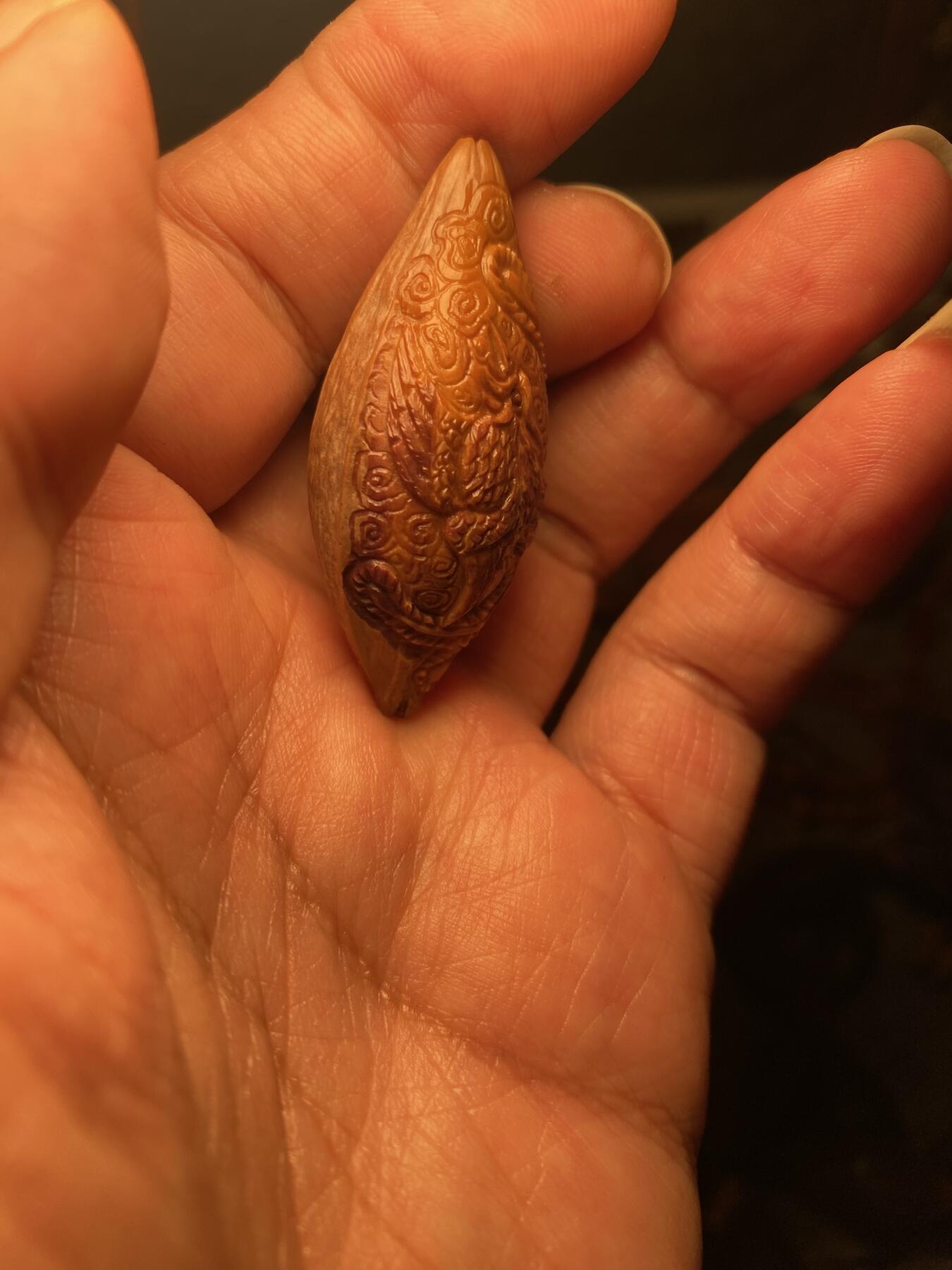 苏工名家王红秋个人作品展示 福利苏工核雕，纯手工雕刻，四花紫皮核凤舞九天，个性十足，紫气祥瑞，等待有缘人，市场无同款，尺寸2。3x4。8喜欢的来