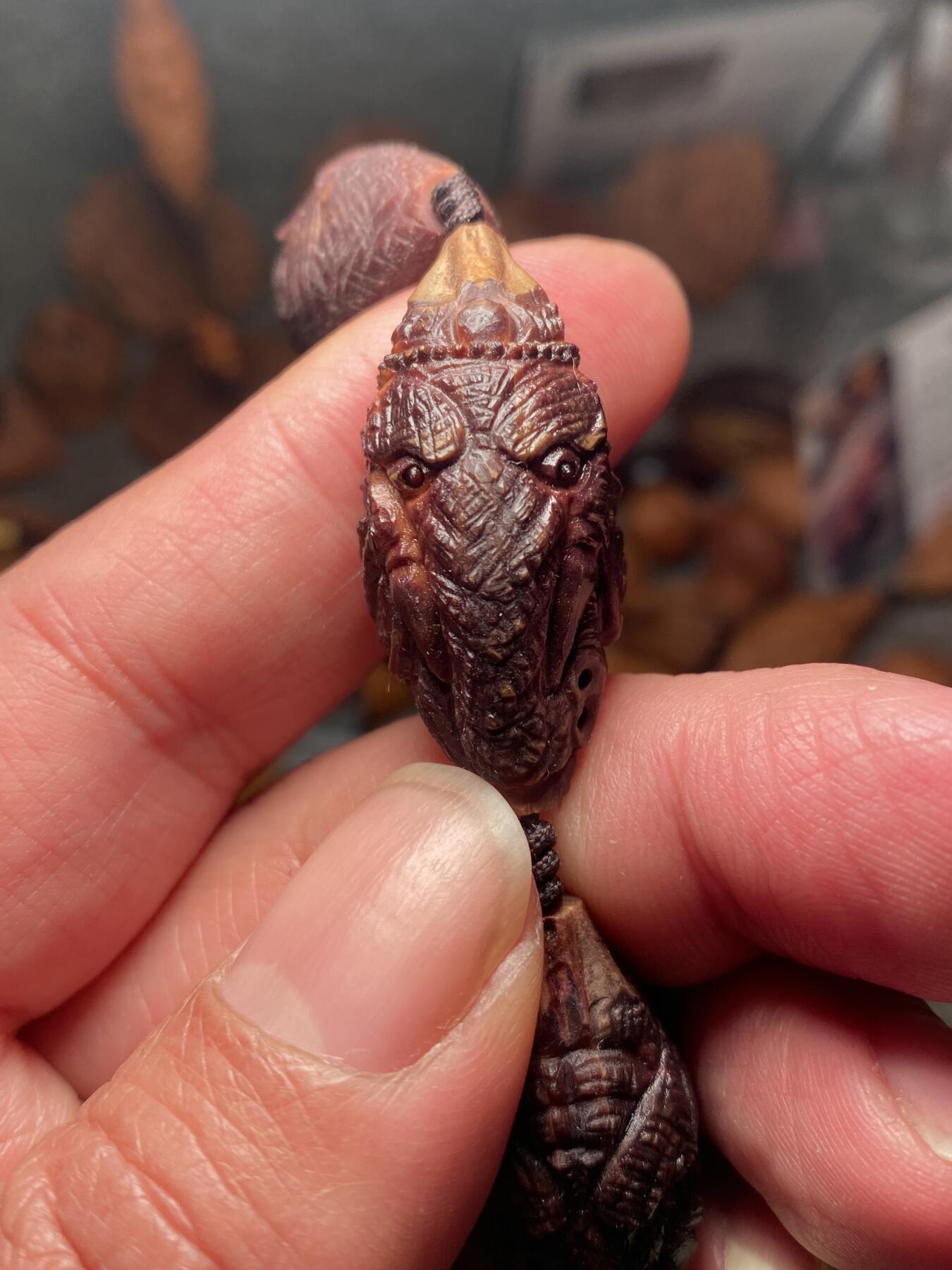 苏工名家王红秋个人作品展示 福利老苏工核雕，纯手工雕刻，紫核老款吉祥如意手串个性十足，等待有缘人，市场无同款，尺寸1。68x3.6喜欢的来呀