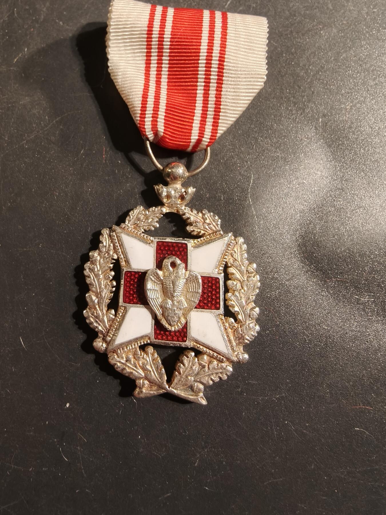 老王徽章第175期 比利时红十字会无偿献血纪念章   花环版