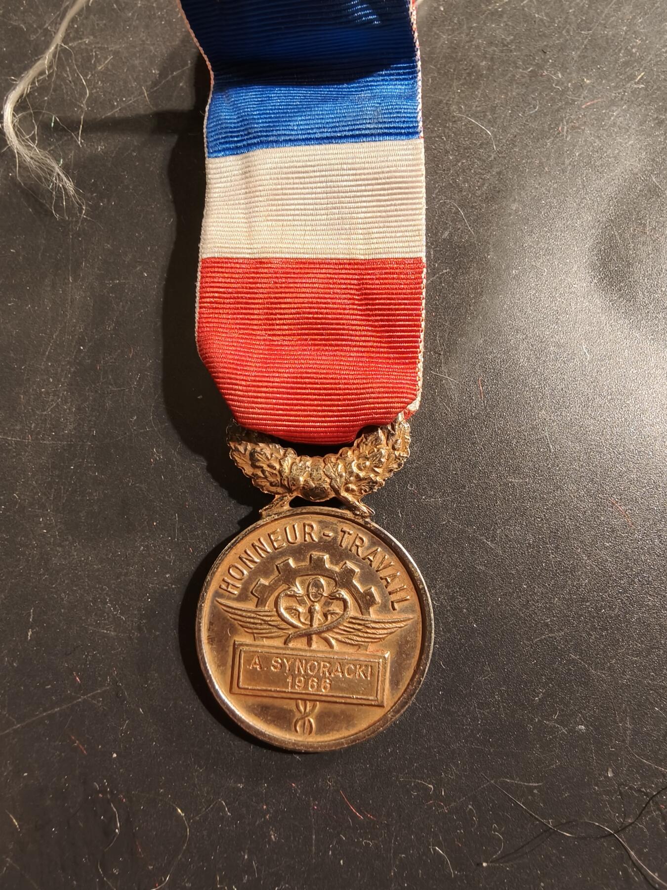 老王徽章第175期 法国金级劳动荣誉奖章    1966年实发