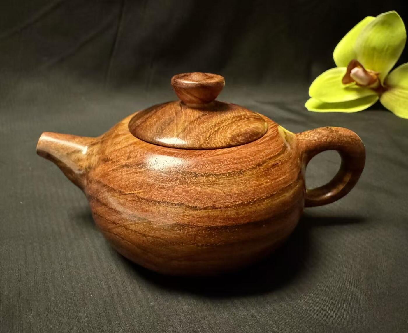 零元拍：海南黄花梨精工摆件茶壶把把壶，一块料制成，尺寸约：直径 7.8CM，高 5.8CM。