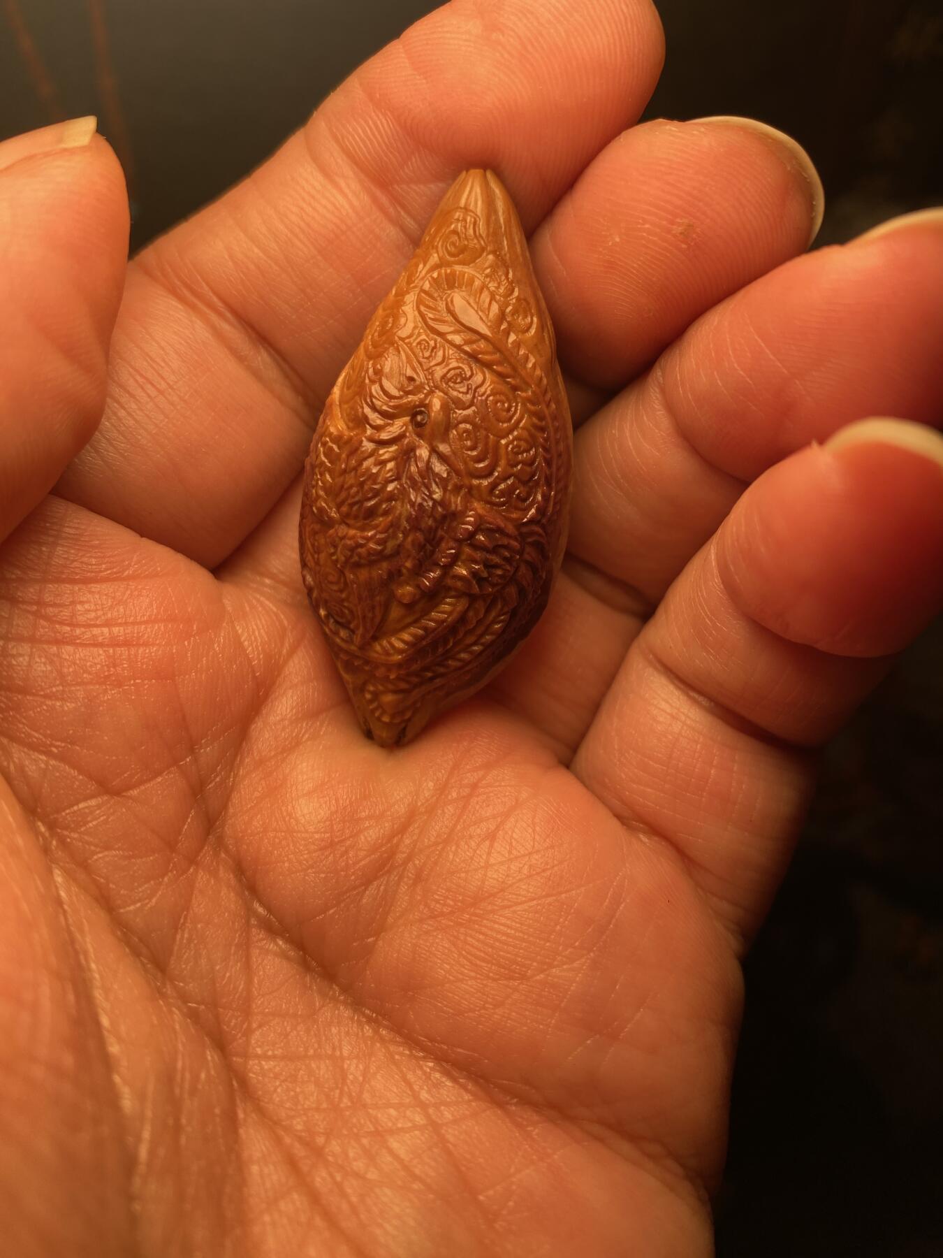 苏工名家王红秋个人作品展示 福利苏工核雕，纯手工雕刻，四花紫皮核凤舞九天，个性十足，紫气祥瑞，等待有缘人，市场无同款，尺寸2。3x4。8喜欢的来