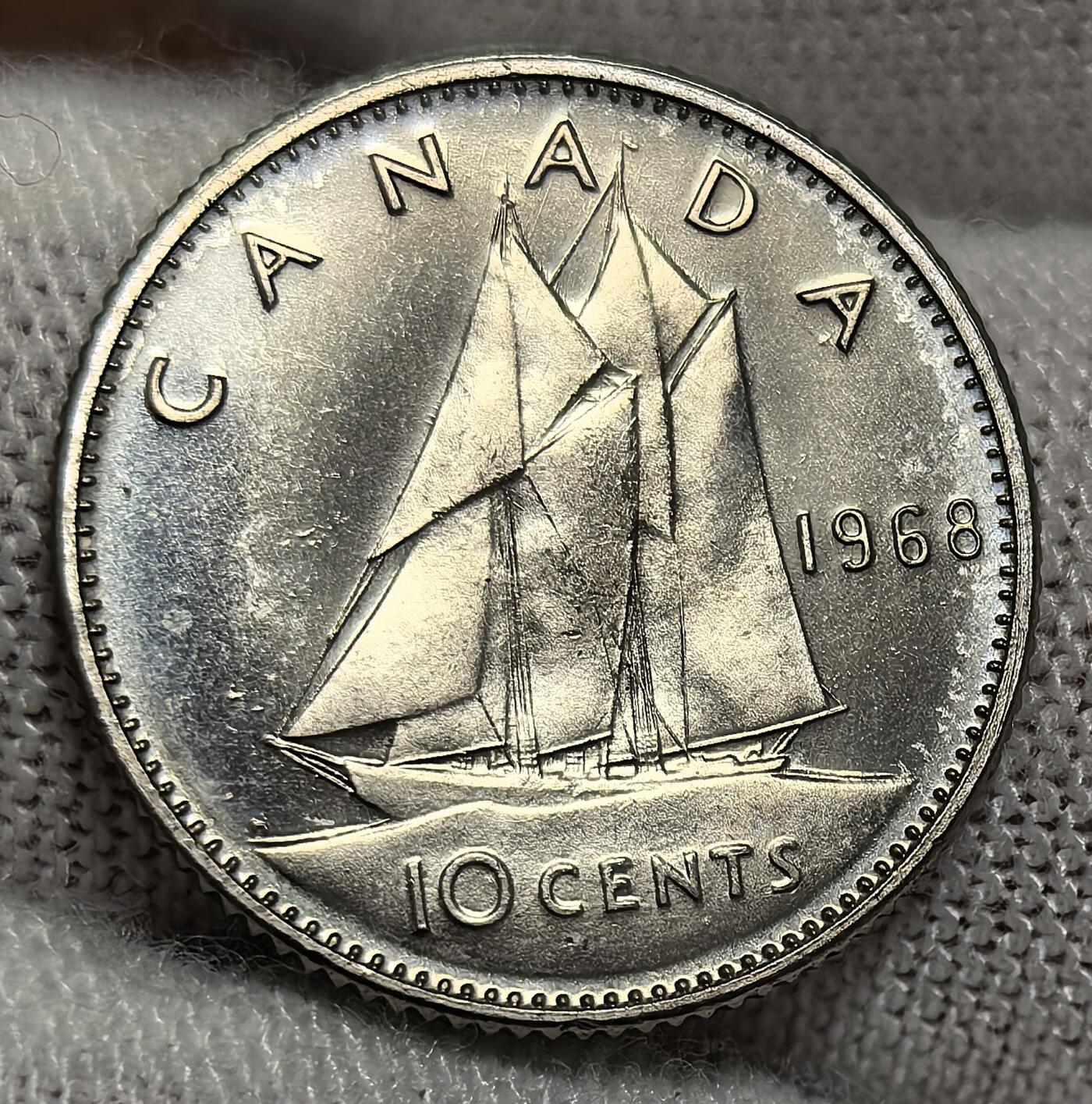 外国优质银币非洲美洲币，周六九点倒数截拍，满百包邮，持续收拍 加拿大1968 年精制 10 分币，正面是伊丽莎白二世像，背面绘帆船图案（呼应加拿大航海文化），币面风格简洁，是该国经典流通币，兼具历史流通与收藏纪念价值。