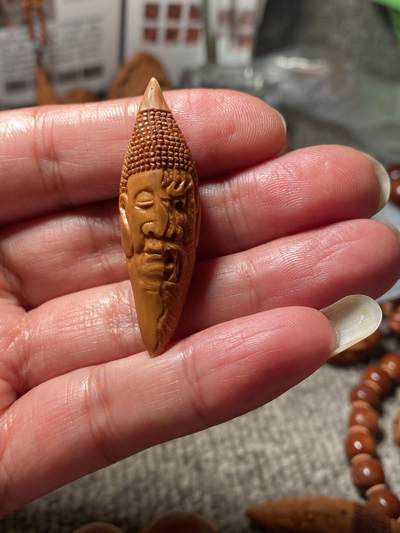 苏工名家王红秋个人作品展示 - 福利苏工核雕，纯手工雕刻，老苏工柳叶佛魔一念，个性十足，等待有缘人尺寸1。5x5.0喜欢的来