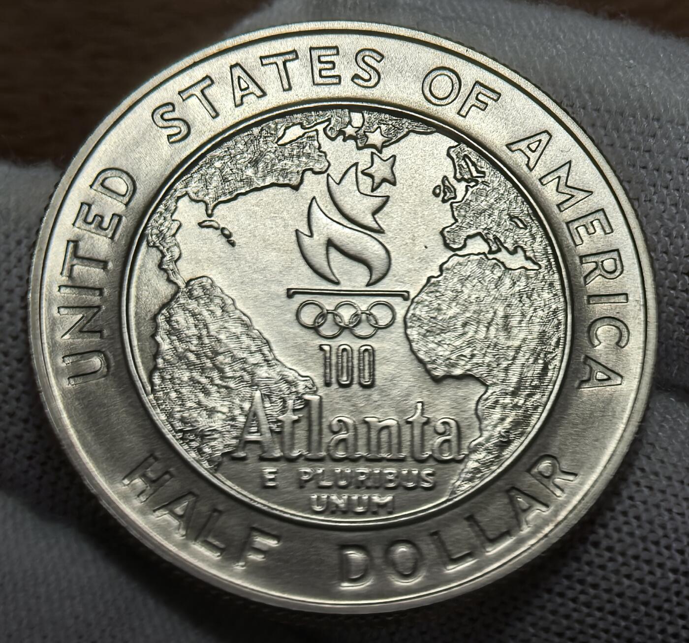 外国优质银币非洲美洲币，周六九点倒数截拍，满百包邮，持续收拍 稀少美国1995 年亚特兰大奥运半元，正面绘男篮竞技场景，背面展奥运火炬与世界地图，关联百年奥运赛事，精制币细节鲜活，具体育纪念与收藏价值。