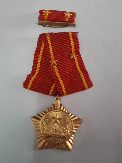 韵星假日拍卖第三十六期 -- Rimey Holidays Auction 36 - 越南社会主义共和国二级抗战奖章略软挂版