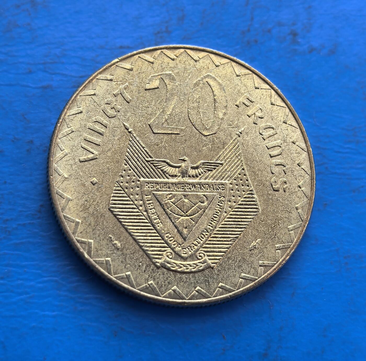 外国优质银币非洲美洲币，周六九点倒数截拍，满百包邮，持续收拍 卢旺达1977 年 香蕉20 法郎硬币，正面展国徽（含 “自由、合作、进步” 标语），背面绘香蕉（其经济作物），风格体现国家理念与农业特色，是东非现代货币收藏之选。