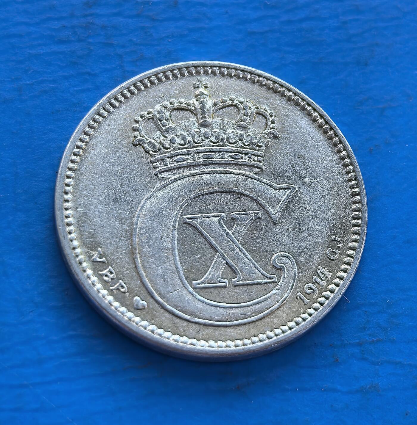 外国优质银币非洲美洲币，周六九点倒数截拍，满百包邮，持续收拍 稀少错版1914 年(年份4复打)丹麦 25 欧尔银币，正面皇冠配王室花押，背面是装饰性 “25 ØRE” 面值，北欧王室题材 + 百年年份，银质币兼具地域文化特色与历史收藏价值。