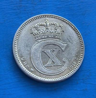 外国优质银币非洲美洲币，周六九点倒数截拍，满百包邮，持续收拍 - 稀少错版1914 年(年份4复打)丹麦 25 欧尔银币，正面皇冠配王室花押，背面是装饰性 “25 ØRE” 面值，北欧王室题材 + 百年年份，银质币兼具地域文化特色与历史收藏价值。