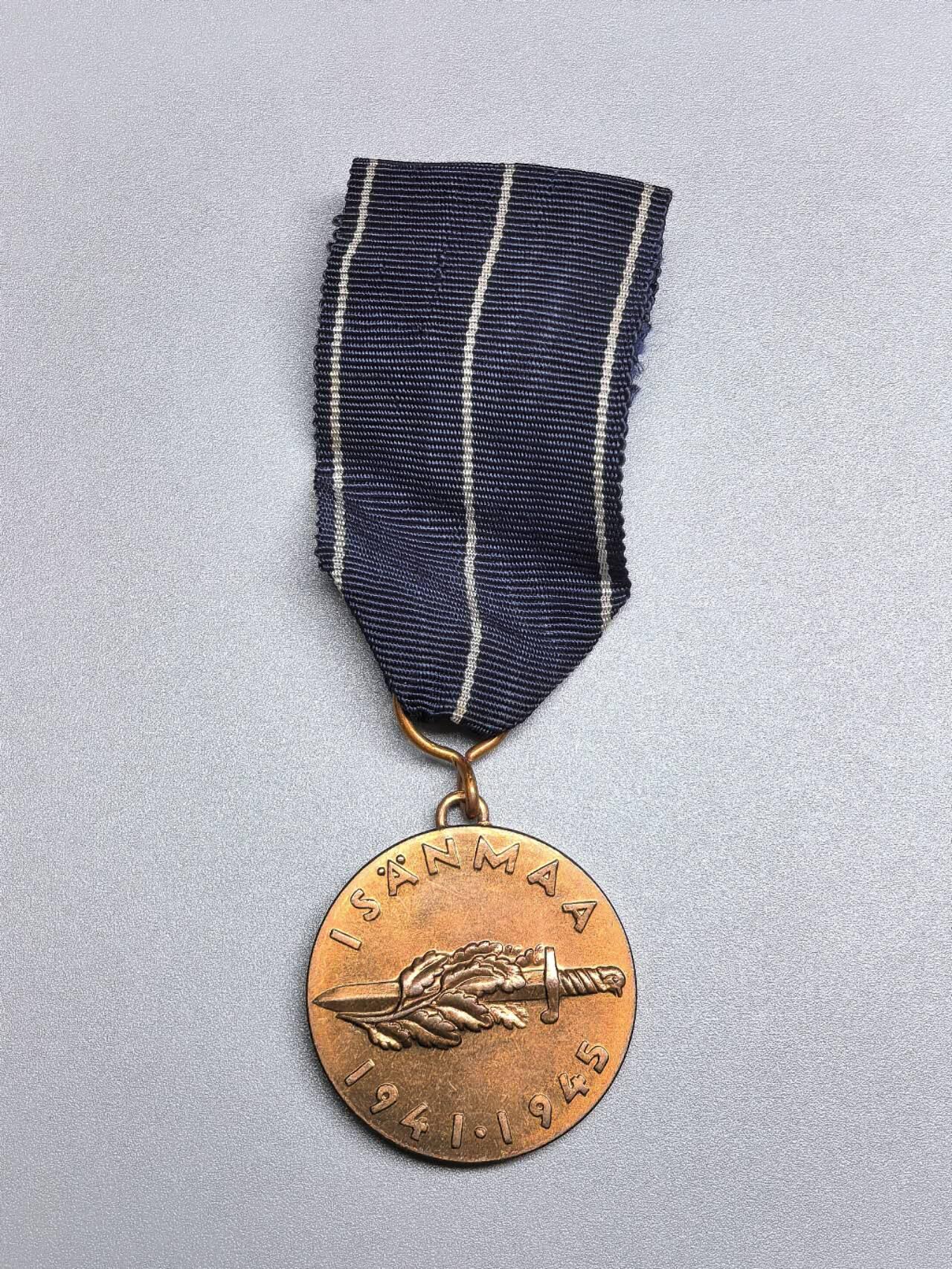 小驴勋章奖章收藏1月10日周六晚六点拍卖（珍爱和平，收藏战争，铭记历史，勿忘国耻，忠党爱国。有偿代拍，送拍规则在简介最后，参拍须阅读规则后再参拍，关系到运费包装发货时效真假辨别等关键信息，拍卖时不再发原图，看大图店主微信码在拍卖店铺介绍里）