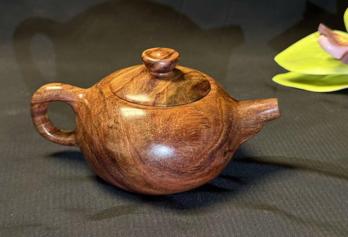 零元拍：海南黄花梨精工摆件茶壶把把壶，一块料制成，尺寸约：直径 7.8CM，高 5.8CM。