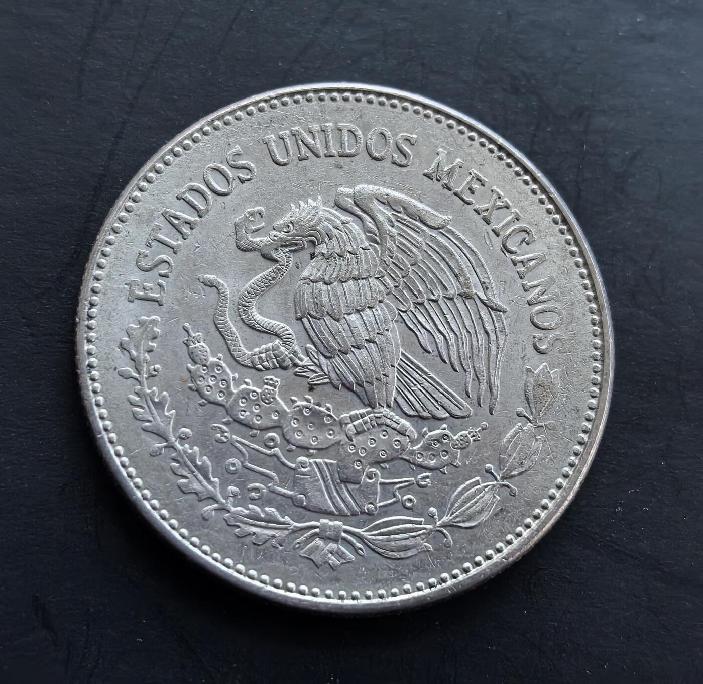 外国优质银币非洲美洲币，周六九点倒数截拍，满百包邮，持续收拍 墨西哥1982 年 50 比索纪念币，正面融特奥蒂瓦坎神庙元素与阿兹特克纹饰，背面是墨西哥国徽，题材关联古文明遗产，币面文化元素浓郁，具历史收藏价值。