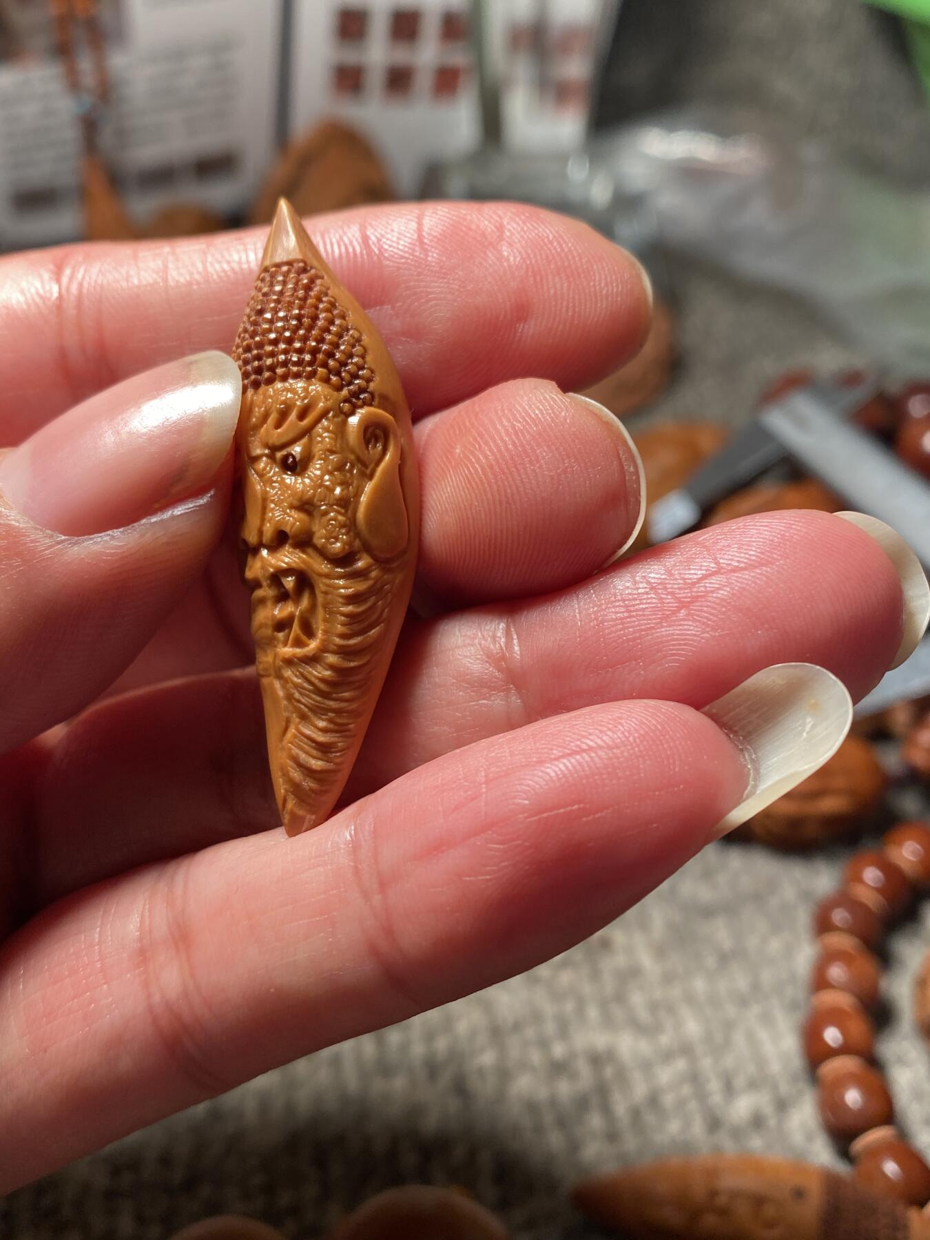 苏工名家王红秋个人作品展示 福利苏工核雕，纯手工雕刻，老苏工柳叶佛魔一念，个性十足，等待有缘人尺寸1。5x5.0喜欢的来