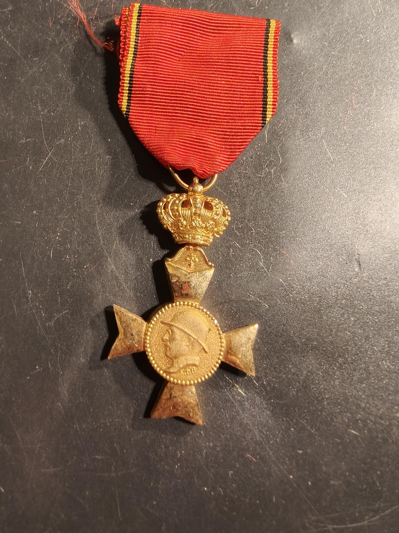 老王徽章第175期 比利时阿尔贝一世一战老兵协会十字奖章