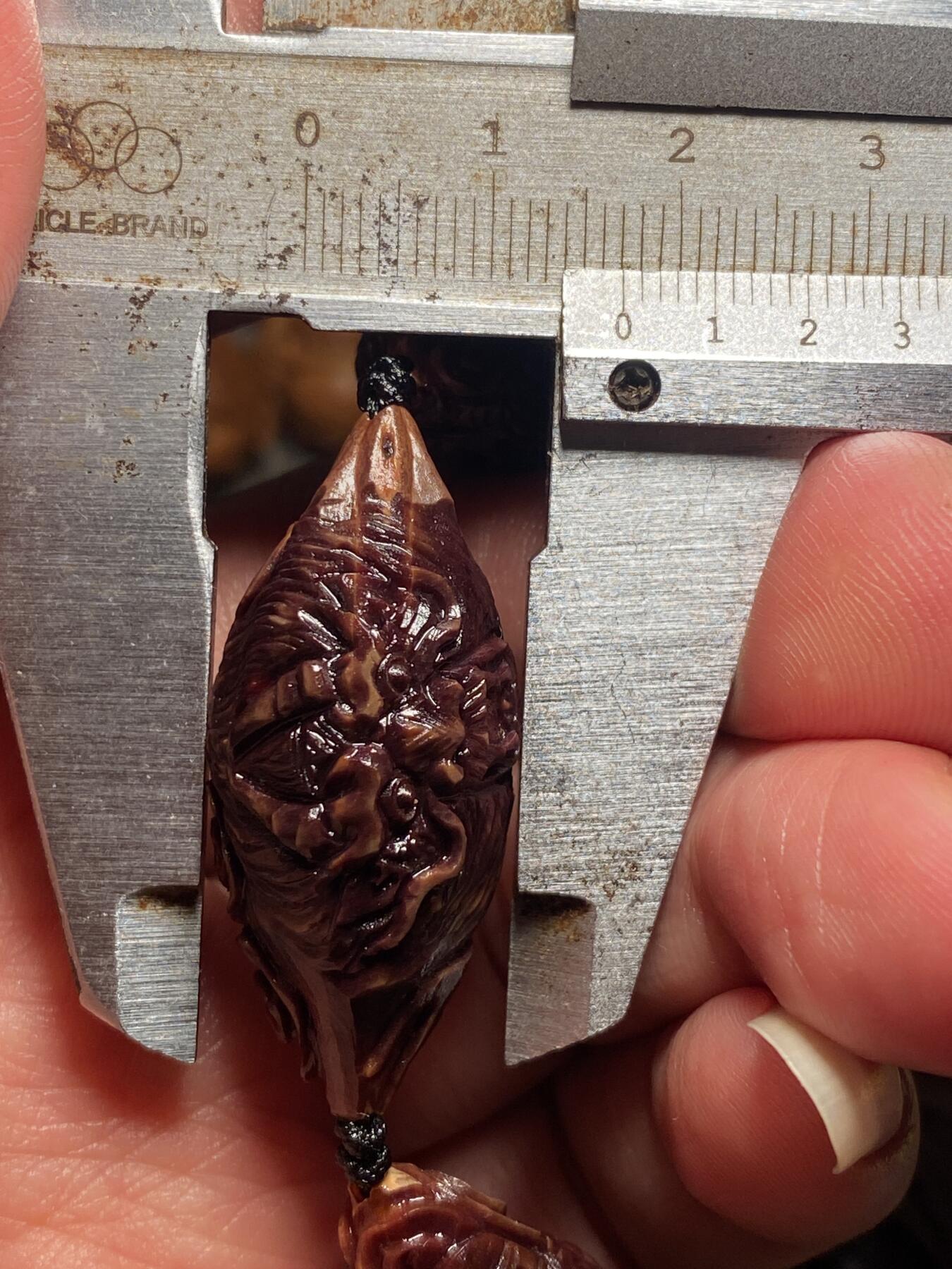 苏工名家王红秋个人作品展示 福利老苏工核雕，纯手工雕刻，紫核七龙珠手串个性十足，等待有缘人，市场无同款，尺寸1。7x3.7喜欢的来呀