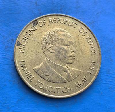 外国优质银币非洲美洲币，周六九点倒数截拍，满百包邮，持续收拍 - 肯尼亚 10 分硬币，正面是总统莫伊像，背面展国徽（双狮持盾 +“团结” 标语），属该国现代流通币，风格体现国家领袖与标识，是东非货币收藏之选