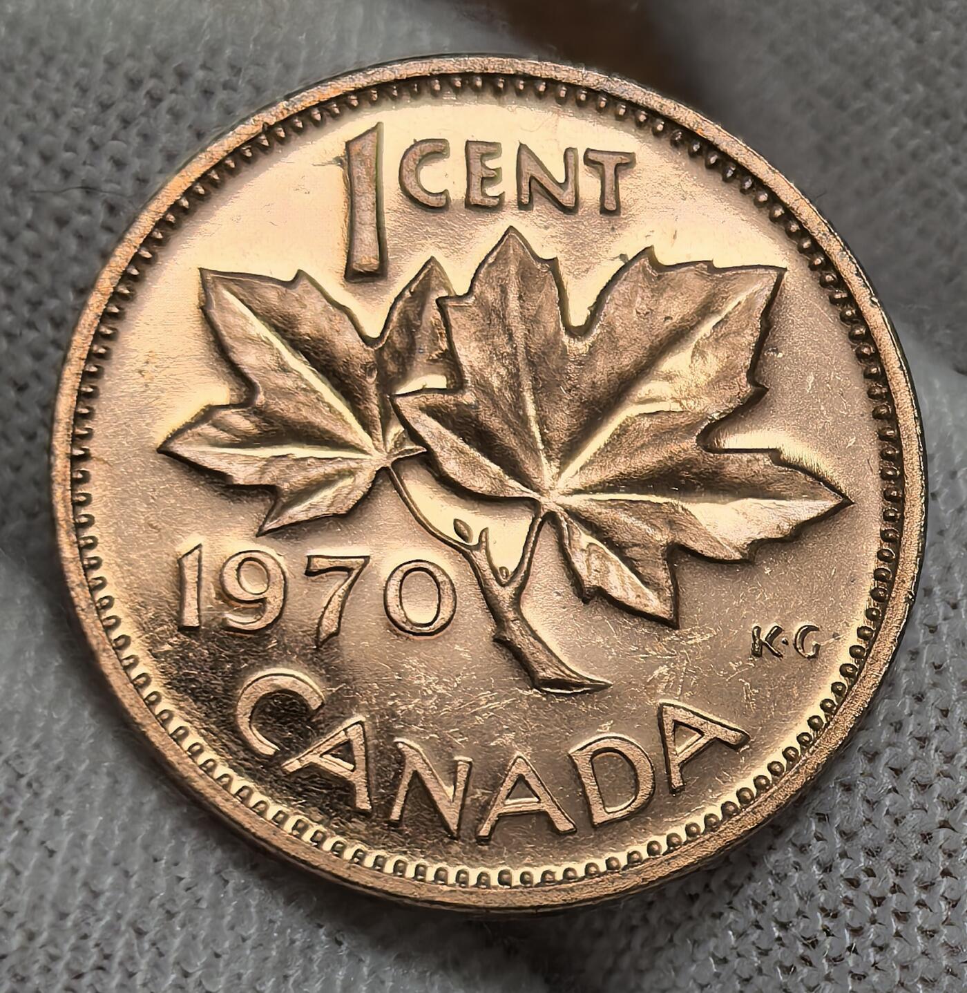 外国优质银币非洲美洲币，周六九点倒数截拍，满百包邮，持续收拍 加拿大1970年 1 分精制币，正面是伊丽莎白二世像，背面绘标志性双枫叶，铜质币面细节清晰，是加拿大经典流通币，兼具本土符号与收藏纪念价值。