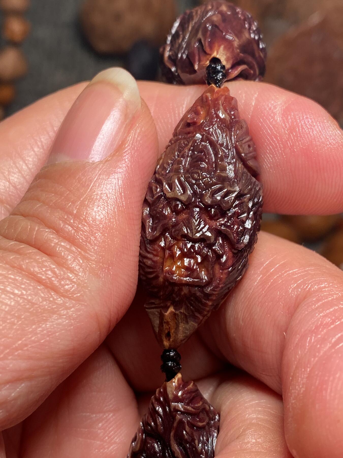 苏工名家王红秋个人作品展示 福利老苏工核雕，纯手工雕刻，紫核七龙珠手串个性十足，等待有缘人，市场无同款，尺寸1。7x3.7喜欢的来呀