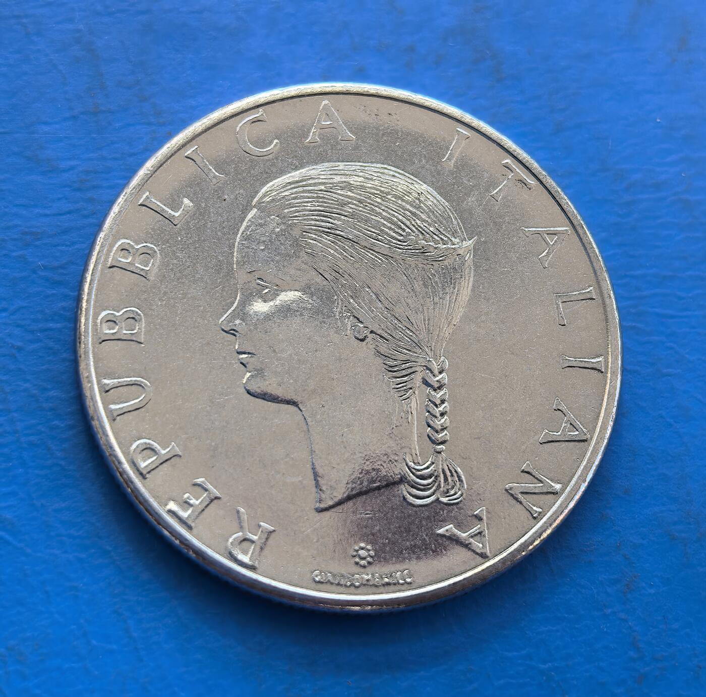 外国优质银币非洲美洲币，周六九点倒数截拍，满百包邮，持续收拍 意大利1979 年 FAO 主题 100 里拉币，正面绘母牛幼崽（农业公益标识）+“NUTRIRE IL MONDO”，背面印意大利女神像，兼具粮农组织纪念与国家符号，收藏主题鲜明。