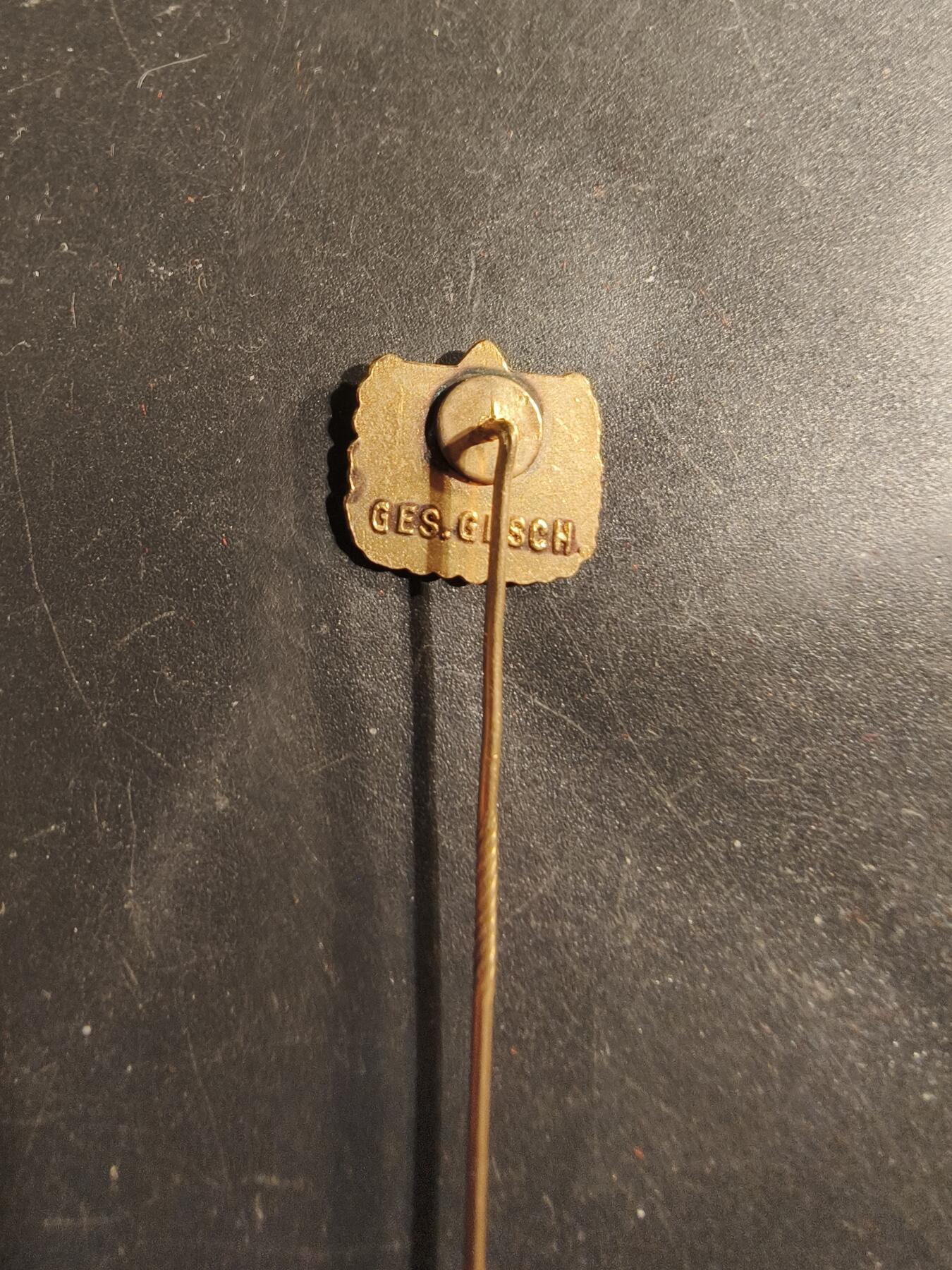 老王徽章第175期 德国社会联合会VDK针插    该组织成立于第二次世界大战后，最初的名称是“德国战争受害者、战争遗孀和领取社会养老金者协会”，旨在代表战争受害者群体的利益。如今，VdK 是德国最大的社会福利协会，拥有超过 230 万名成员，致力于社会正义，并为成员提供社会法律咨询服务。