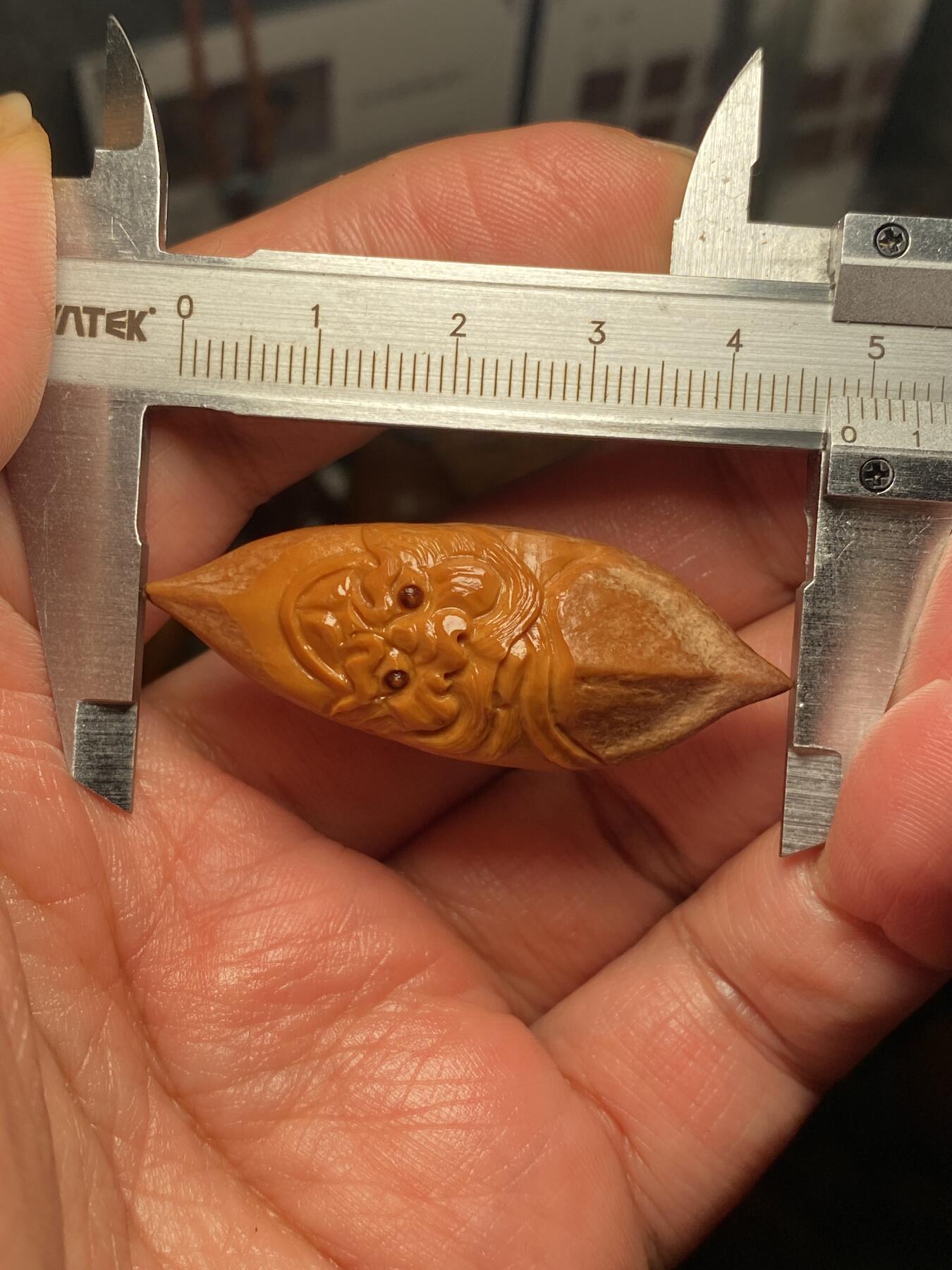 苏工名家王红秋个人作品展示 苏工核雕纯手工雕刻，超长二花钟馗单籽，个性十足，市场无同款，尺寸1。78x4.8喜欢的来