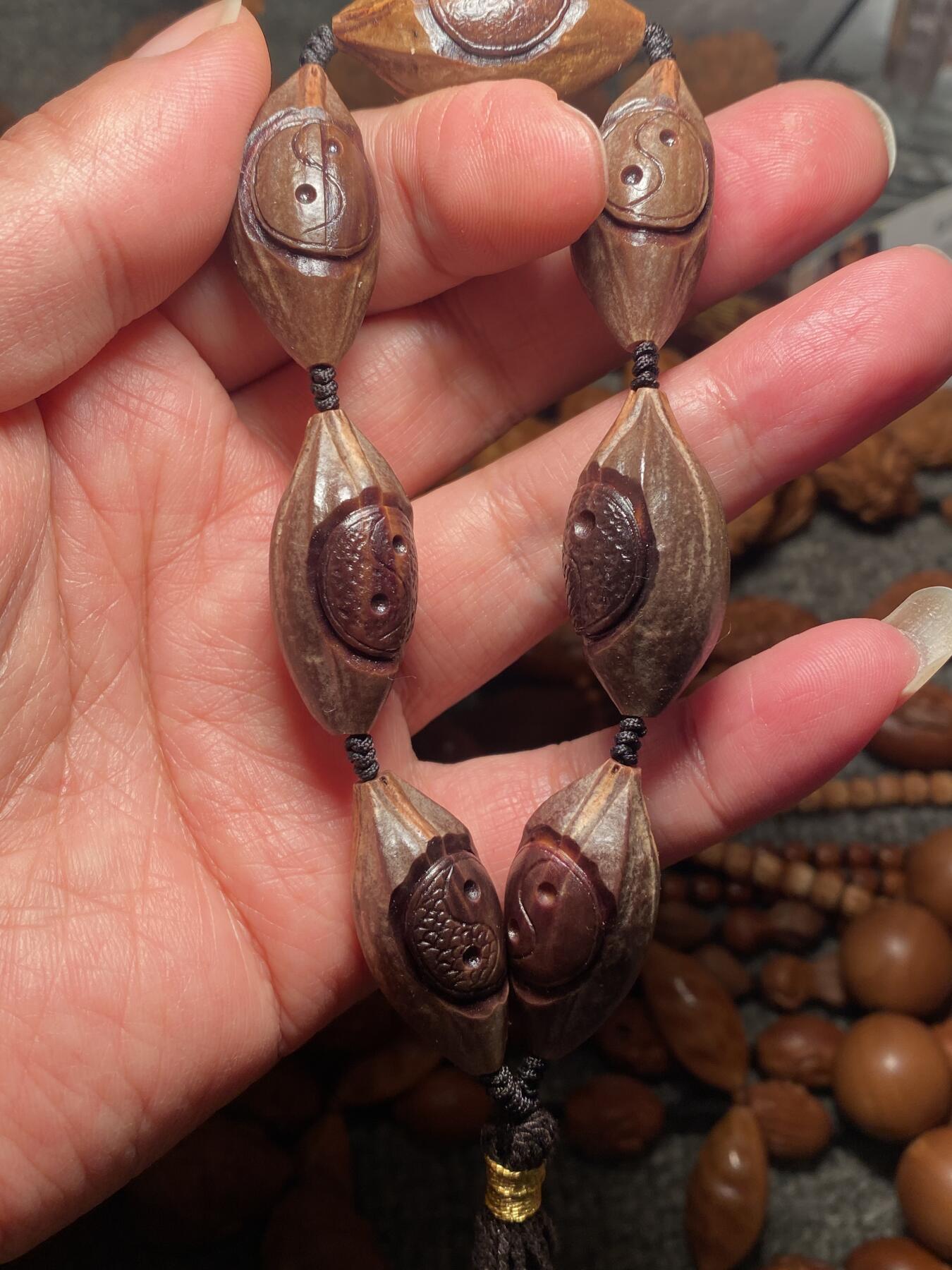 苏工名家王红秋个人作品展示 福利老苏工核雕，纯手工雕刻，紫核老款太极图，扭转乾坤手串个性十足，等待有缘人，市场无同款，尺寸1。6x3。3喜欢的来呀