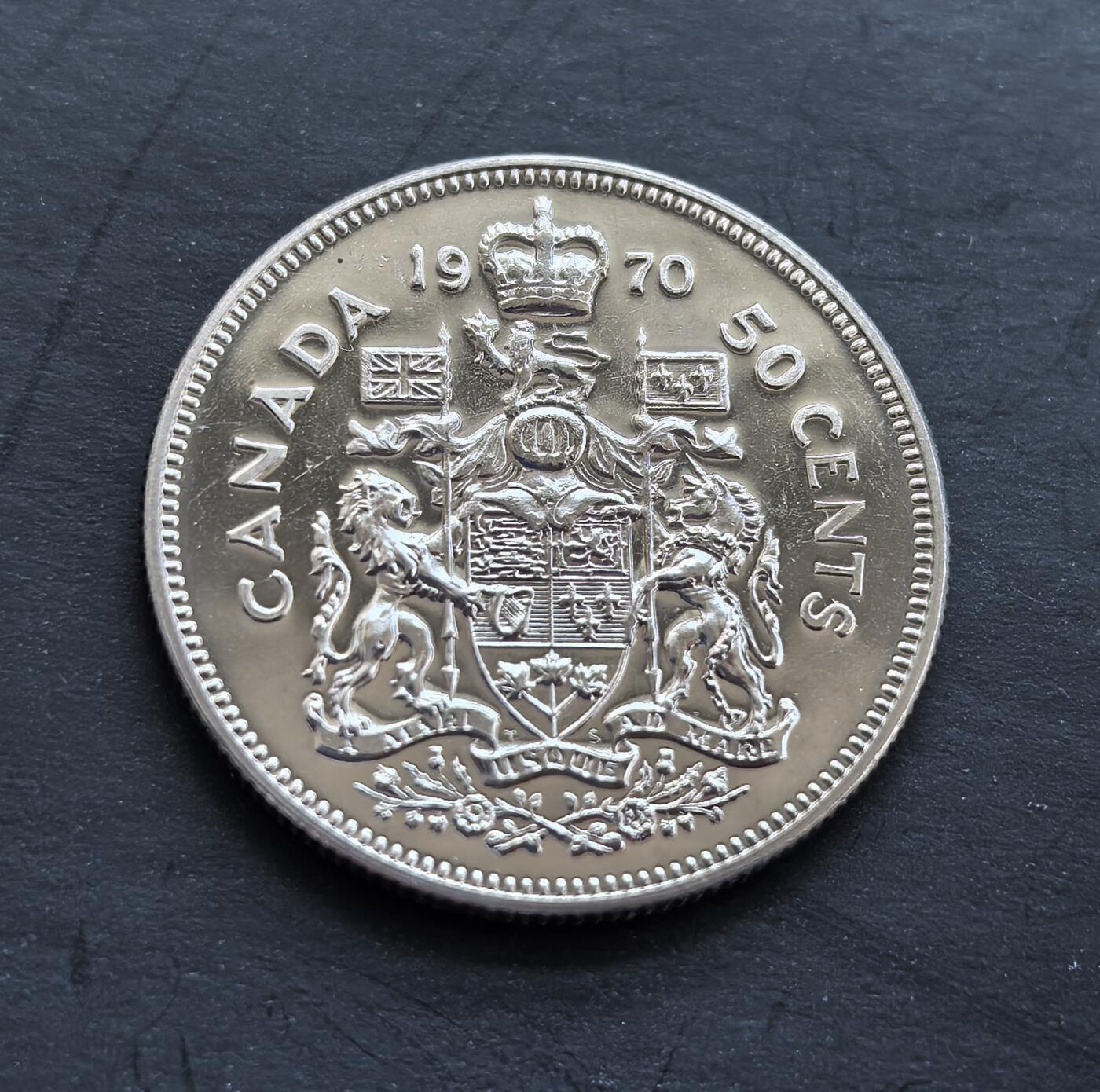 外国优质银币非洲美洲币，周六九点倒数截拍，满百包邮，持续收拍 加拿大1970 年 50 分精制币，正面是伊丽莎白二世像，背面展加拿大国徽（双狮护盾），币面工艺细腻，国徽细节清晰，具英联邦货币收藏与历史价值。