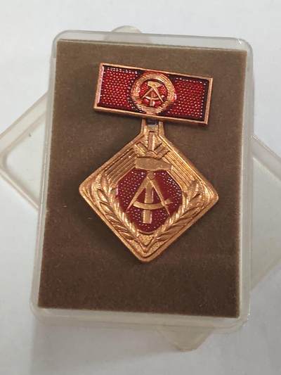 韵星假日拍卖第三十六期 -- Rimey Holidays Auction 36 - 民主德国个人劳动荣誉奖章带原盒