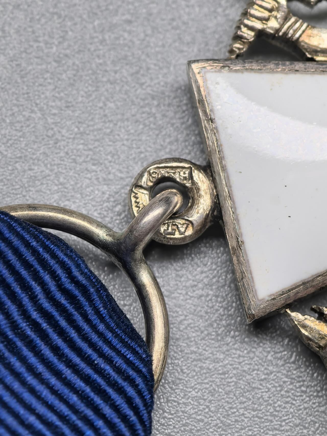 小驴勋章奖章收藏1月10日周六晚六点拍卖（珍爱和平，收藏战争，铭记历史，勿忘国耻，忠党爱国。有偿代拍，送拍规则在简介最后，参拍须阅读规则后再参拍，关系到运费包装发货时效真假辨别等关键信息，拍卖时不再发原图，看大图店主微信码在拍卖店铺介绍里）