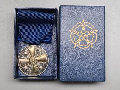 小驴勋章奖章收藏1月10日周六晚六点拍卖（珍爱和平，收藏战争，铭记历史，勿忘国耻，忠党爱国。有偿代拍，送拍规则在简介最后，参拍须阅读规则后再参拍，关系到运费包装发货时效真假辨别等关键信息，拍卖时不再发原图，看大图店主微信码在拍卖店铺介绍里） - 芬兰一级白玫瑰奖章带原盒，银质镀金，打有边铭银标年份标