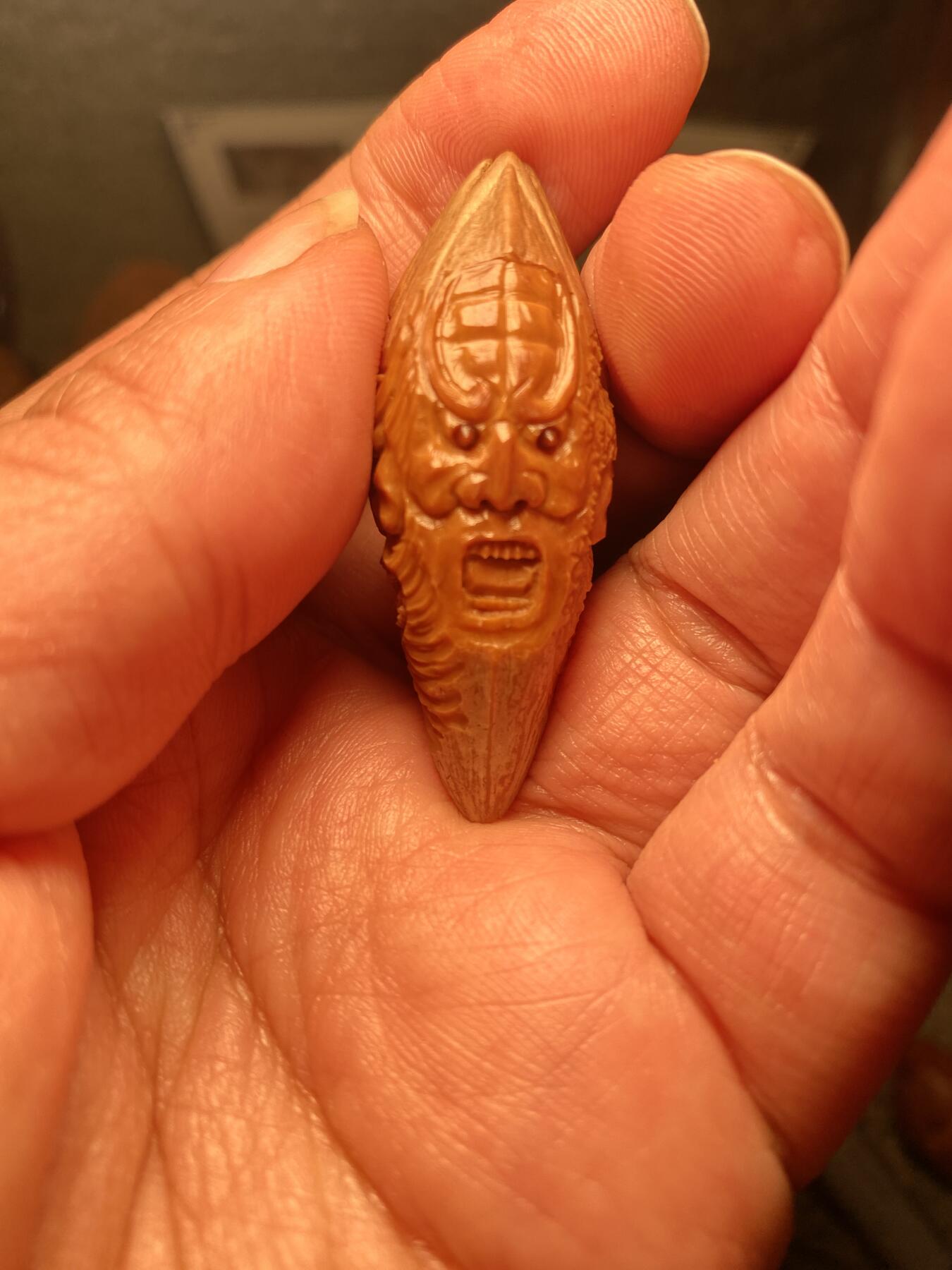 苏工名家王红秋个人作品展示 福利苏工核雕，纯手工雕刻，四花梅林大核群仙会，个性十足，等待有缘人，市场无同款，尺寸2。2x5。0喜欢的来